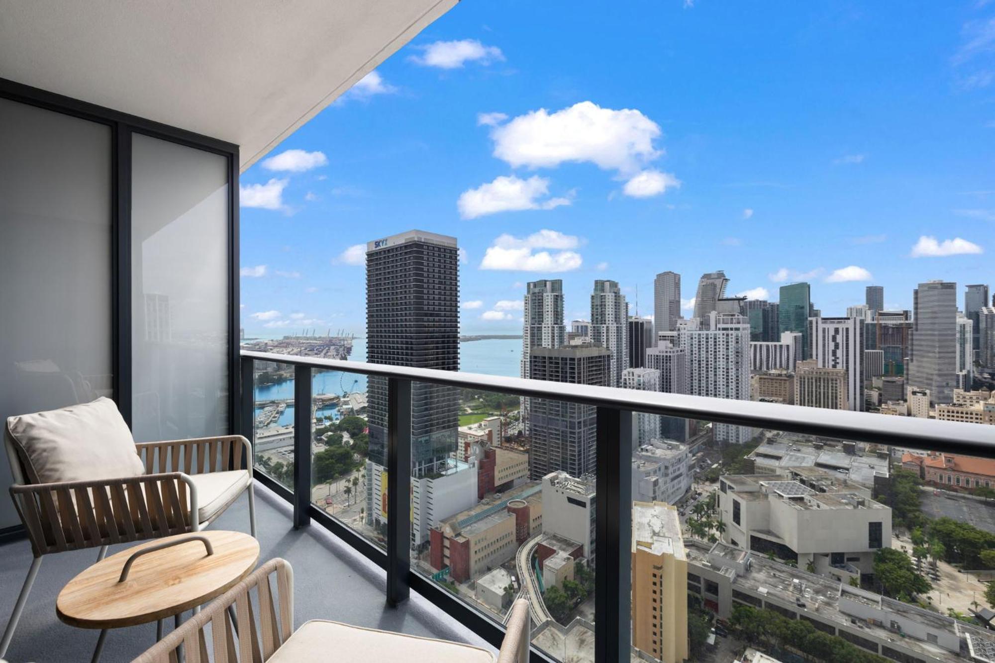 Ultimate Elegance With Panoramic Views Apartamento